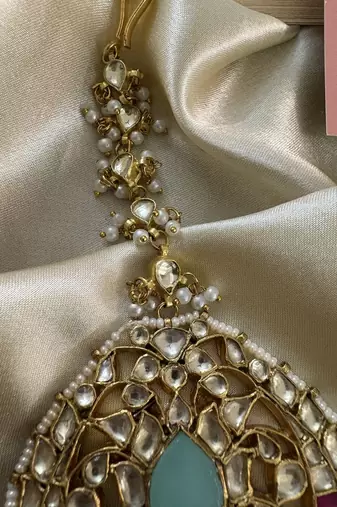 Gold tanushri oversized kundan maangtikka