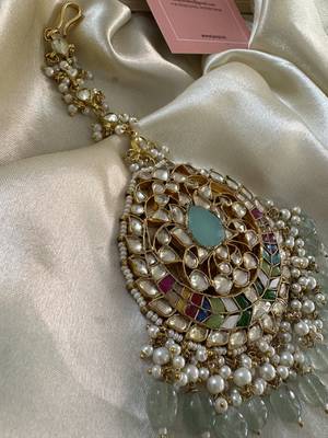 Gold tanushri oversized kundan maangtikka 5