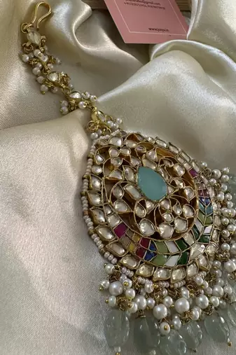 Gold tanushri oversized kundan maangtikka