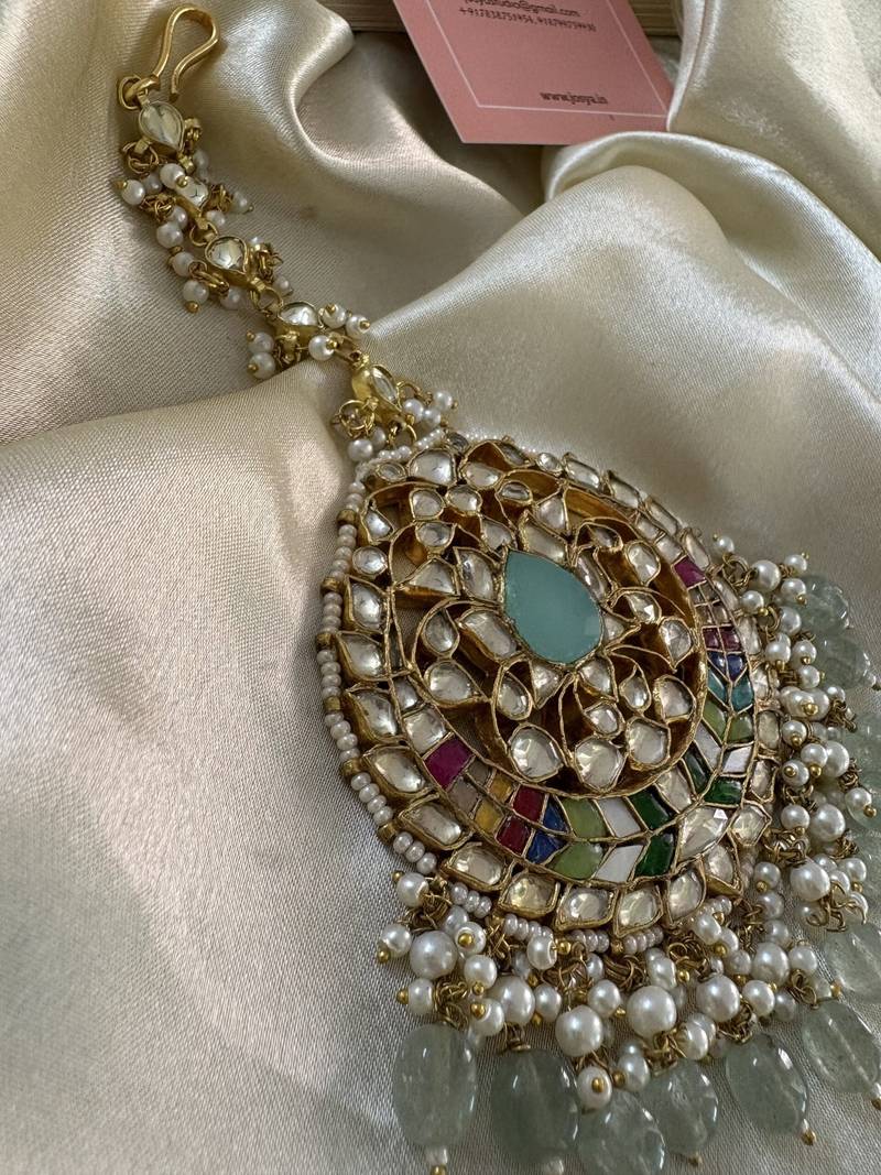 Gold tanushri oversized kundan maangtikka