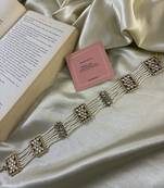 Gold adara kundan mathapatti