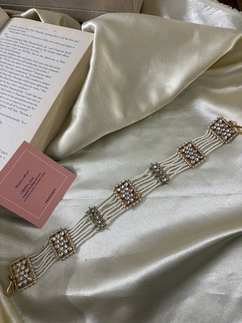 Gold adara kundan mathapatti