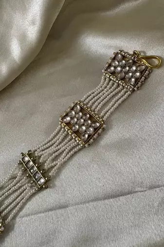Gold adara kundan mathapatti