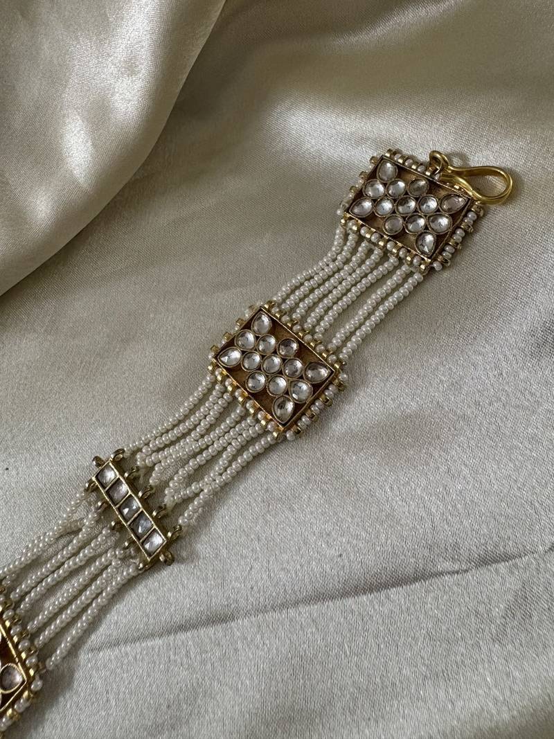 Gold adara kundan mathapatti