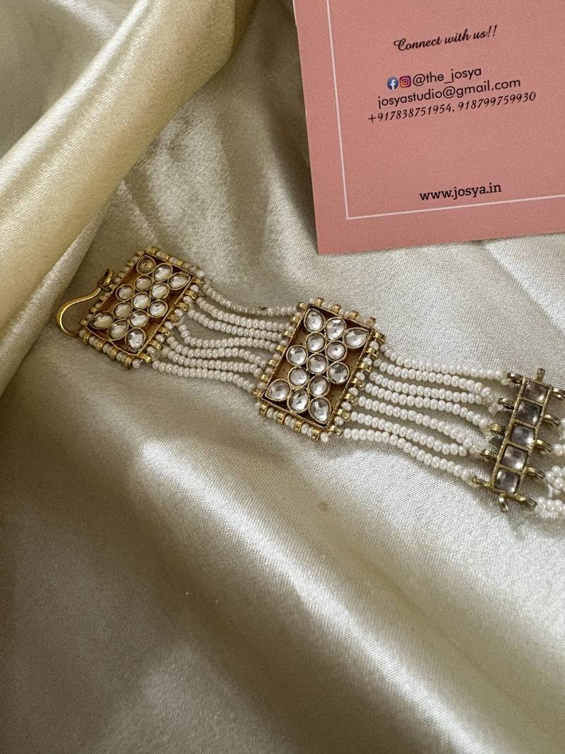 Gold adara kundan mathapatti