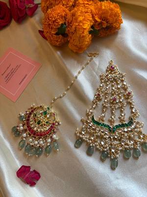 Gold ahalya colored maangtikka with passa 1