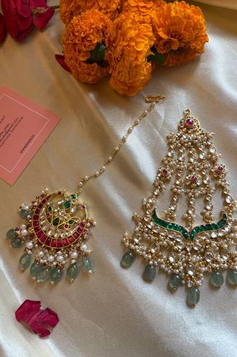 Gold ahalya colored maangtikka with passa