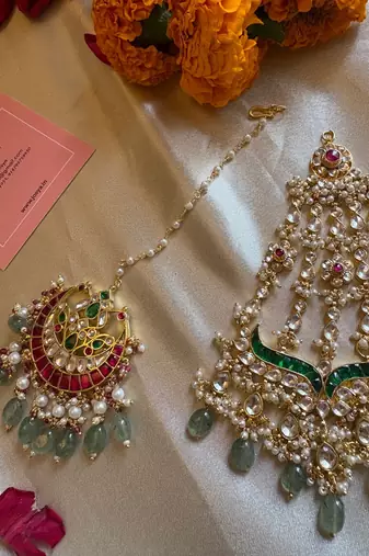 Gold ahalya colored maangtikka with passa