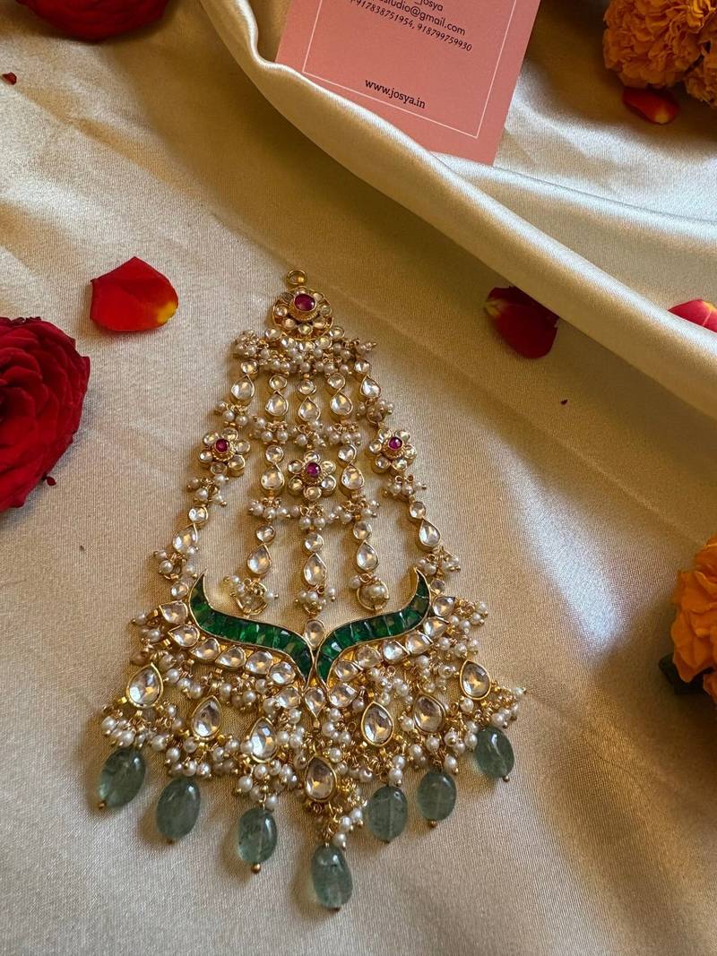 Gold ahalya colored maangtikka with passa