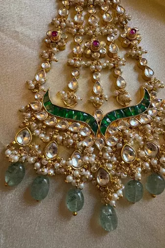 Gold ahalya colored maangtikka with passa