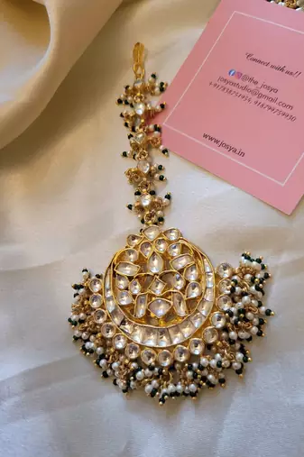 Gold chandrika kundan maangtikka