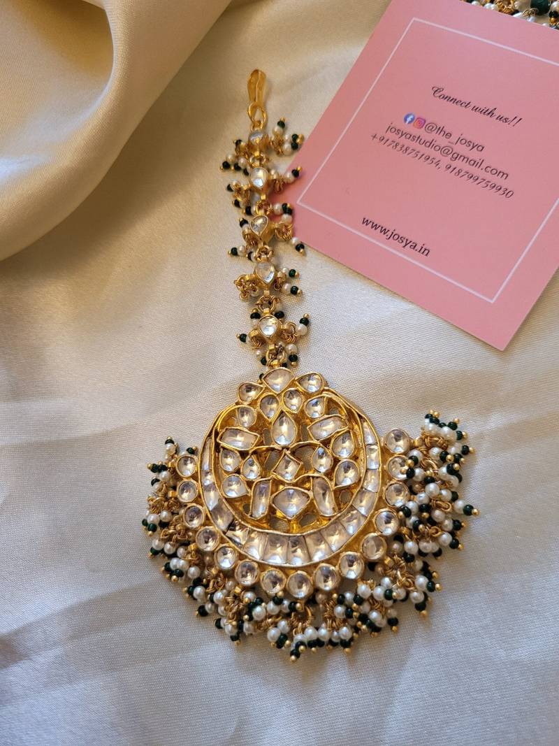 Gold chandrika kundan maangtikka