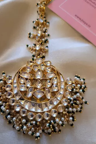 Gold chandrika kundan maangtikka
