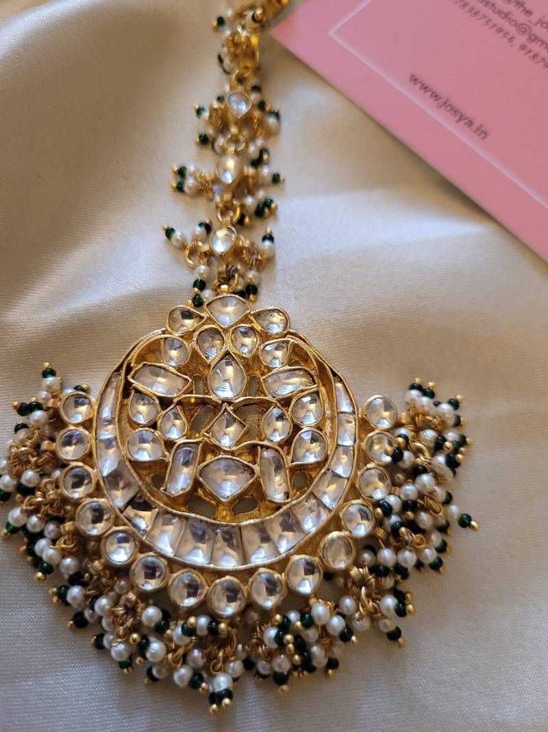 Gold chandrika kundan maangtikka
