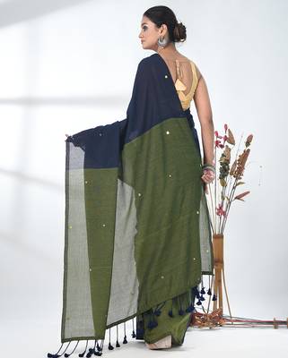Navy blue sequin-detail plain saree with green pallu 3