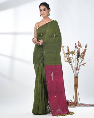 Green sequin-detail plain saree with magenta pallu 1