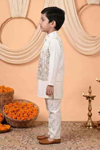 Boys off white cotton satin kurta pyjama set with floral giraffe embroidered waistcoat