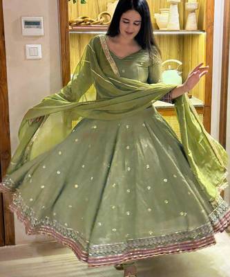 Green silk blend embroidered anarkali suit set 2