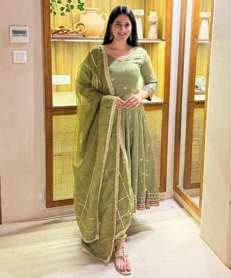 Green silk blend embroidered anarkali suit set 3