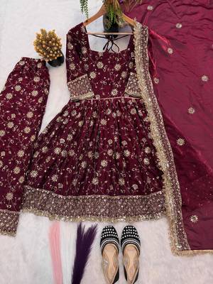 Maroon silk blend embroidered gowm set 3