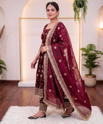 Maroon silk blend embroidered gowm set 4