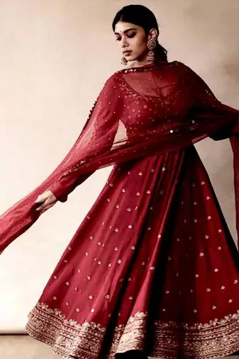 Red silk blend embroidered gown set