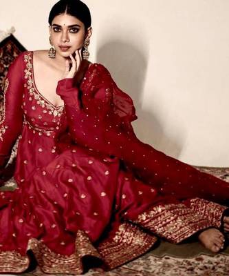Red silk blend embroidered gown set 2