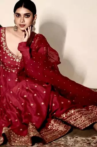 Red silk blend embroidered gown set