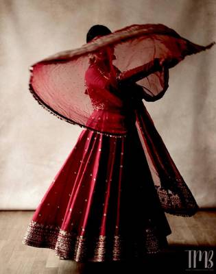 Red silk blend embroidered gown set 3