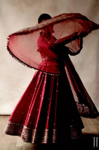 Red silk blend embroidered gown set