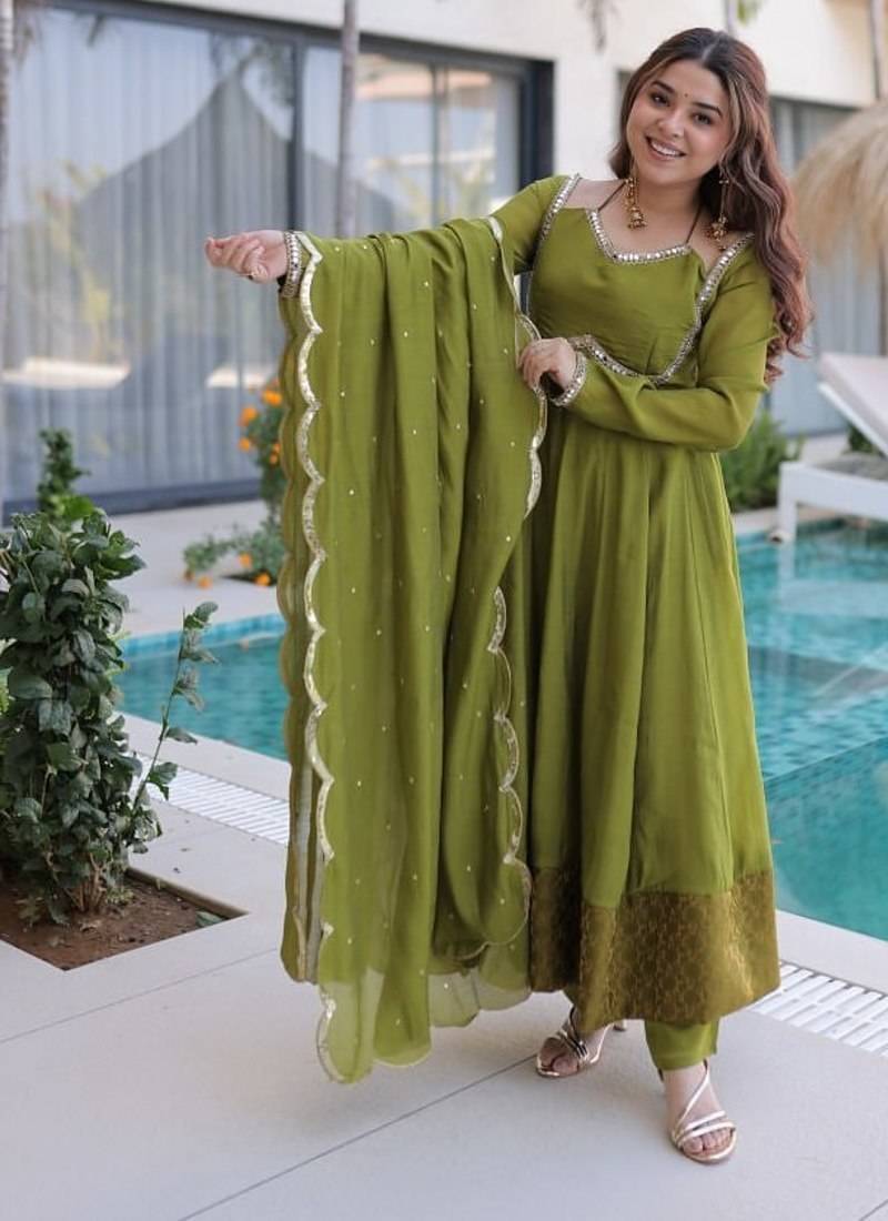 Womens new stylish mul chanderi with rich mirror lace work kurta set