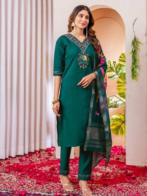 Dark green silk blend embroidered kurti set 2