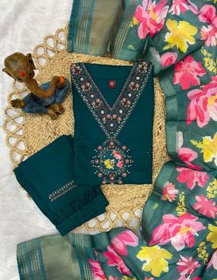 Dark green silk blend embroidered kurti set 3