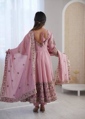 Pink silk blend embroidered gown set 2