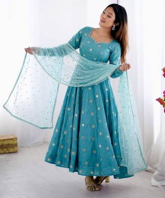 Blue silk blend embroidered gown set 4