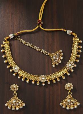 Gold plated kundan pearl choker necklace set with earrings & maang tikka for women 2