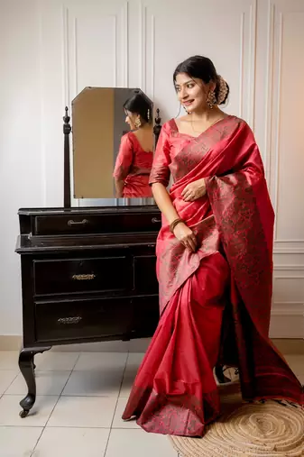 Red color handloom raw silk weaving pallu saree