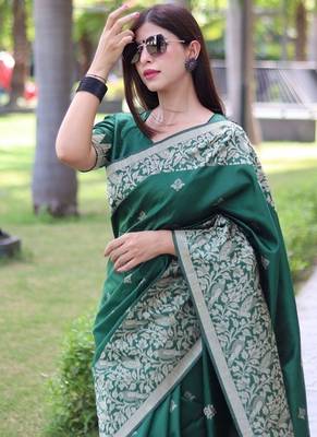 Green color banglori handloom  silk blend waving buttis saree 3