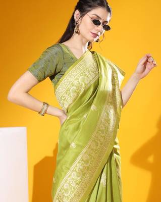 Green color  silk blend two tone weaving work saree 3