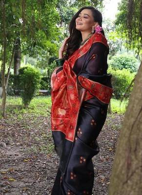 Black color  silk blend peacock printed saree 4