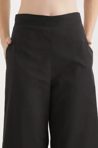 Styllow women black high-rise trousers with 2 deep pockets