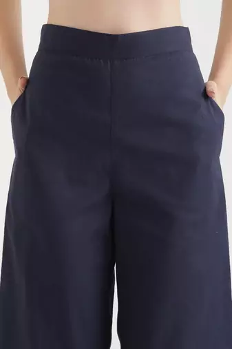Styllow women navy blue high-rise trousers with 2 deep pockets