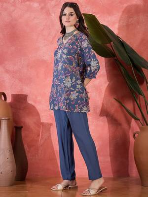 Floral printed v-neck tunic & trousers 3