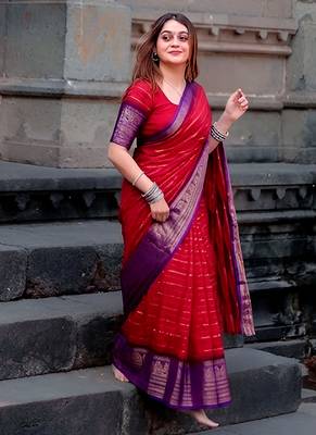 Luxurious crepe saree with intricate zari weaving 3