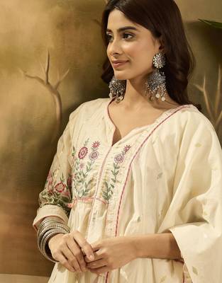 Women floral embroidered cotton kurta with trousers & dupatta 5