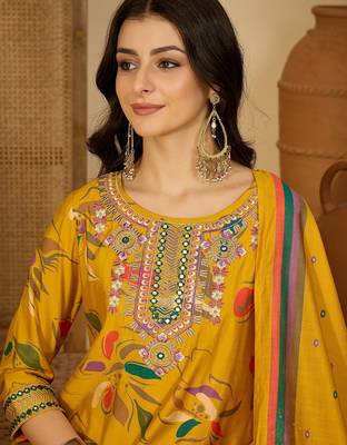 Women floral printed regular thread work kurta with trousers & with dupatta 3