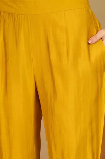 Women floral printed regular thread work kurta with trousers & with dupatta