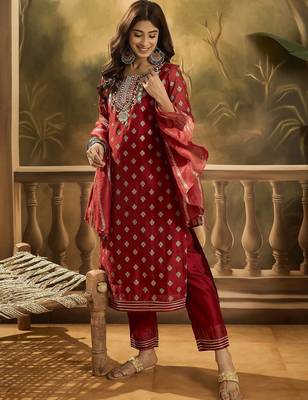 Women ethnic motifs embroidered kurta with trousers & dupatta 3