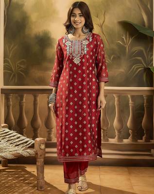 Women ethnic motifs embroidered kurta with trousers & dupatta 4