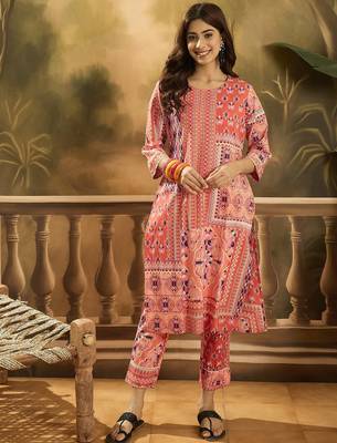 Women ethnic motifs printed cotton kurta with trousers 1